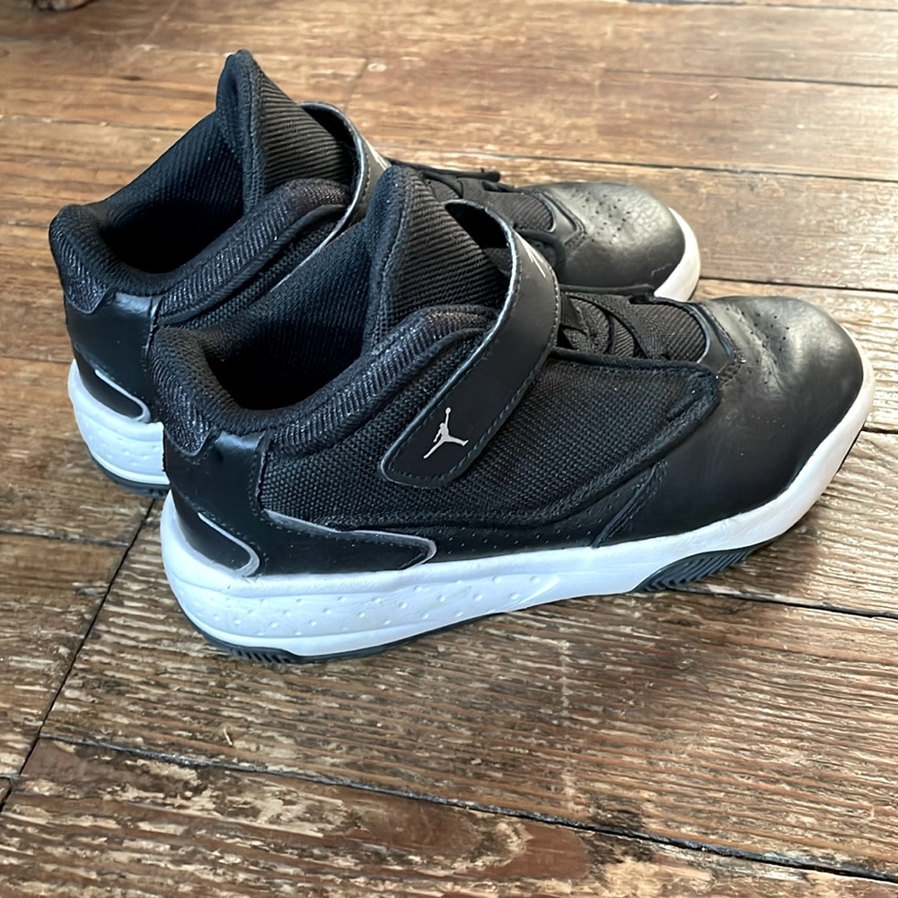 Boys Jordan Flight shoes size 1.5